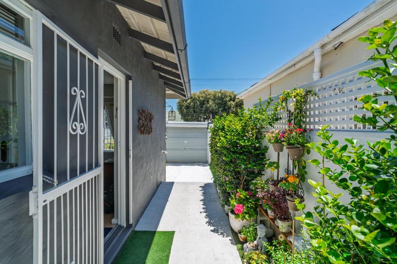 2 Bedroom Property for Sale in Harfield Village Western Cape